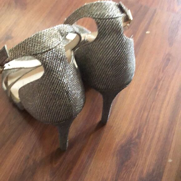 Jessica Simpson gold shimmer strap he platform heels. Size 9. - Picture 5 of 11